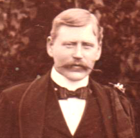 Photo of photos/Lewis McLennan 1869-1947 piper portrait